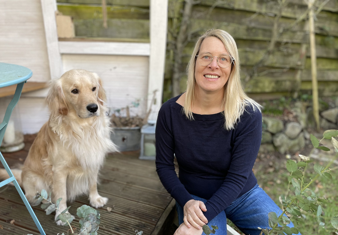 Bärbel Fine mit Ihrem Therapiehund Yoda Bärbel Fine mit Ihrem Therapiehund Yoda